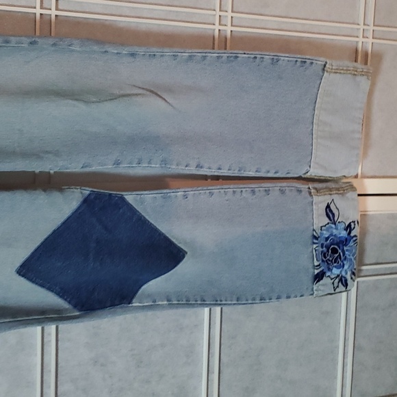 Women's Express 99/00 Embroidered Jeans - Picture 2 of 9